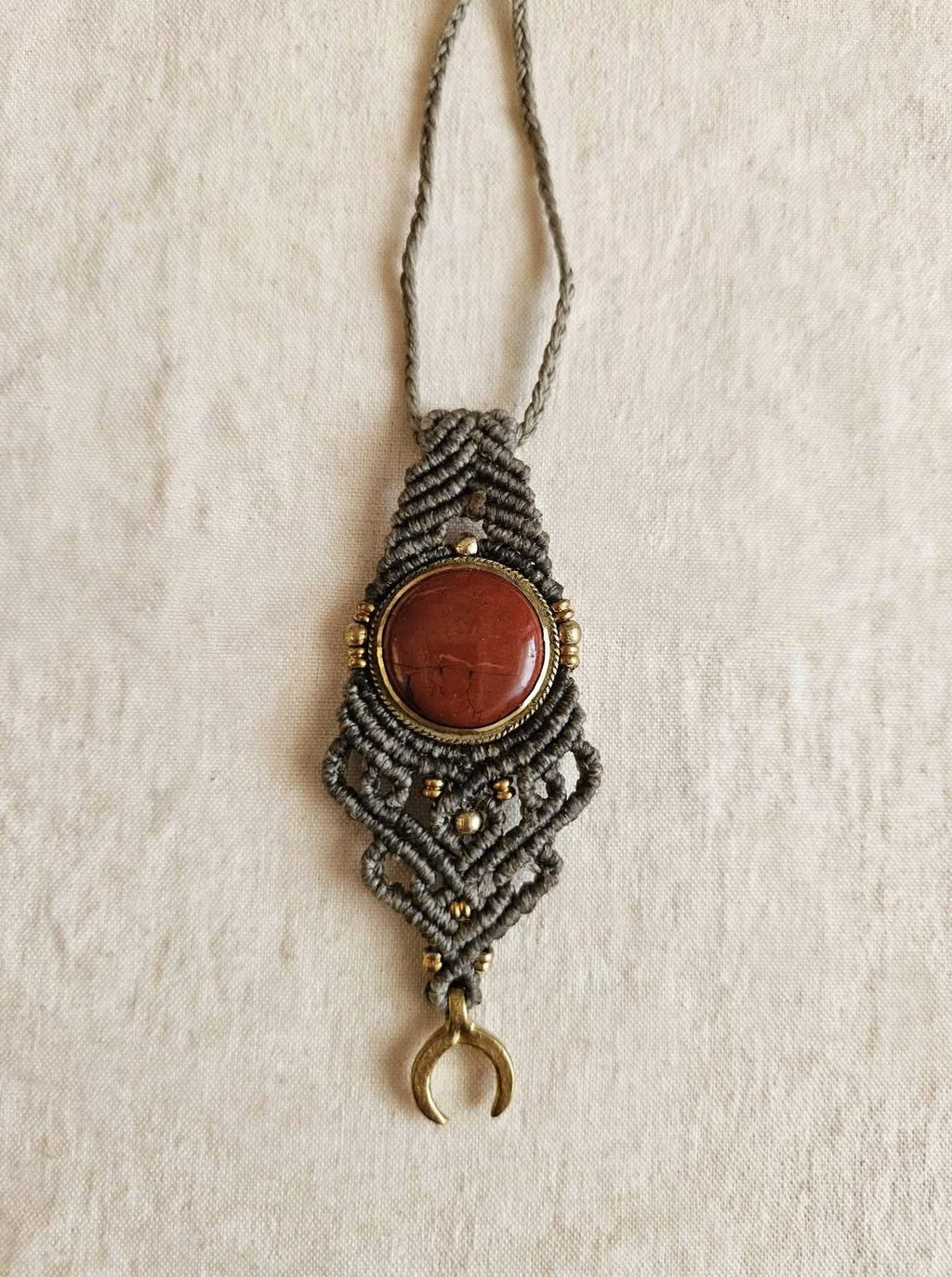 BHOOMI – Choker Macramè Diaspro Rosso e Luna