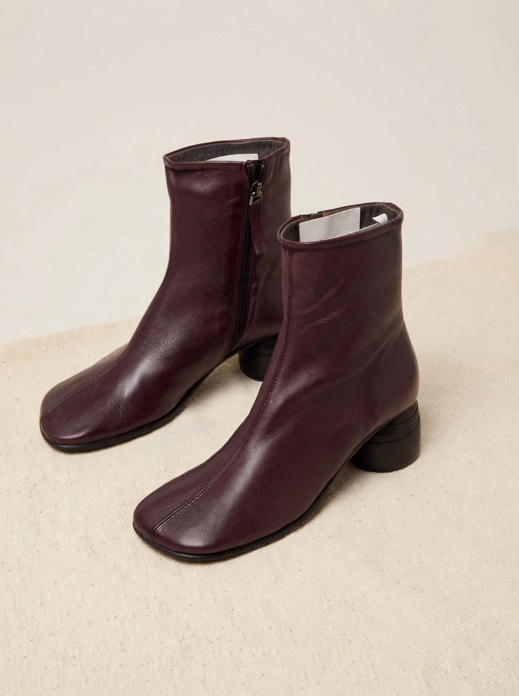 Iris Glowe Burgundy