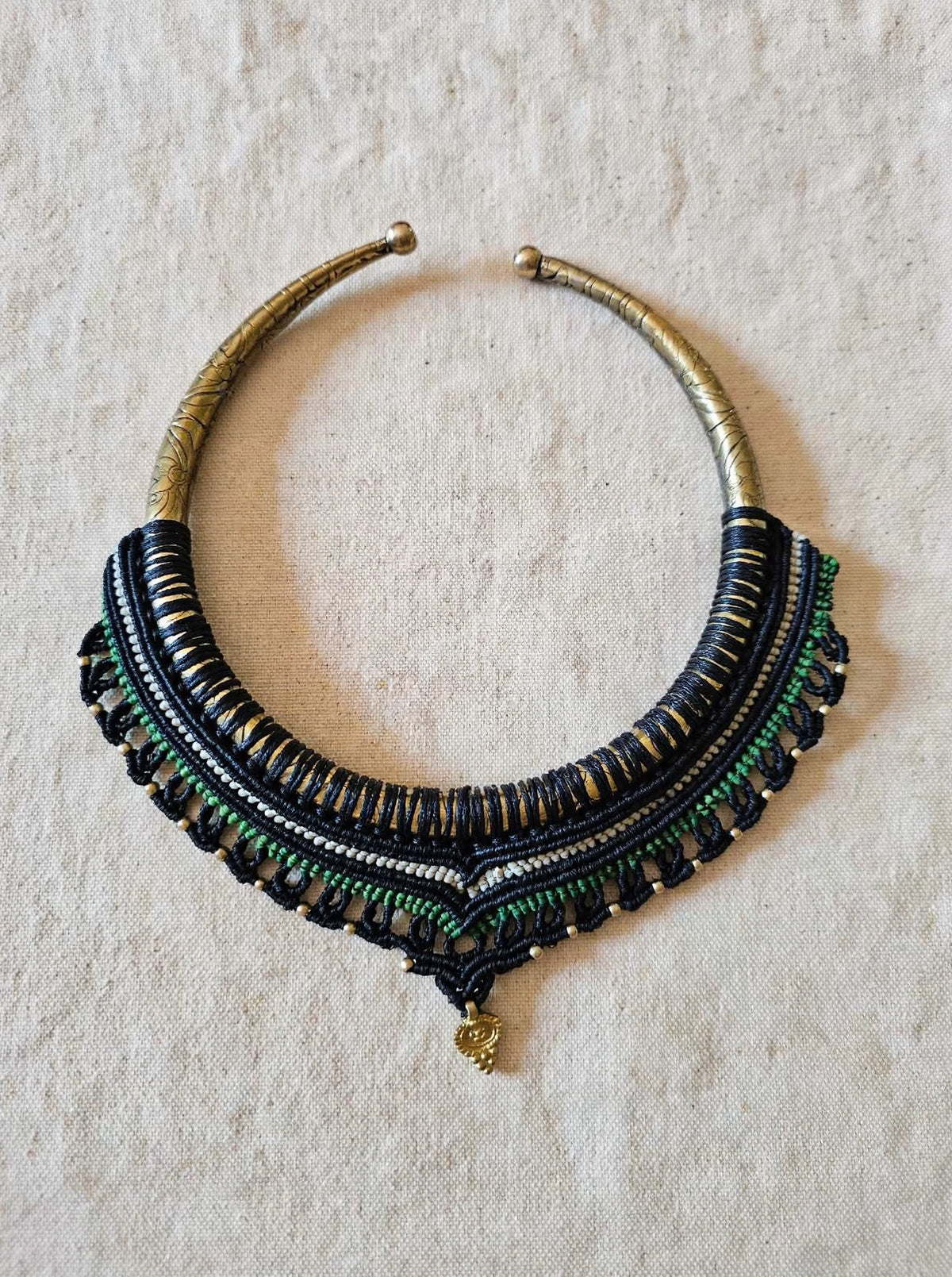 KALI - Collana Torque in Ottone e Macramè blu con Verde Smeraldo - Collana Etnica Fatta a Mano -
