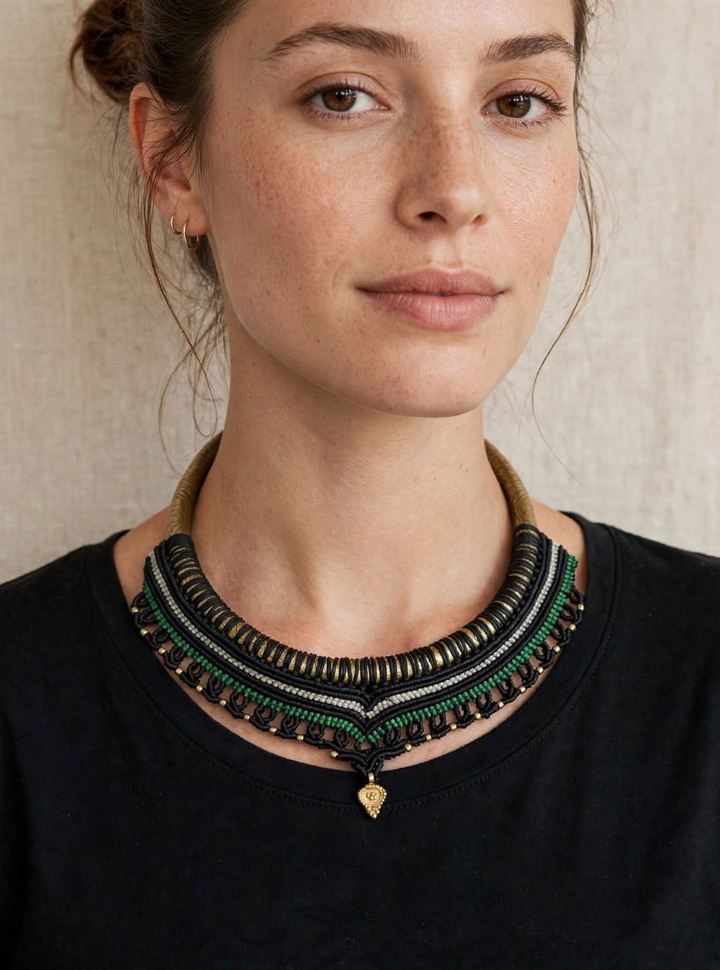 KALI - Collana Torque in Ottone e Macramè blu con Verde Smeraldo - Collana Etnica Fatta a Mano -