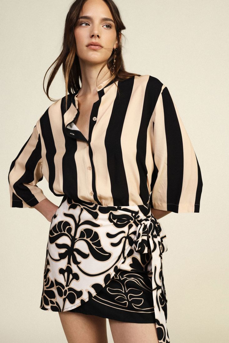 Camicia a righe con nodo frontale