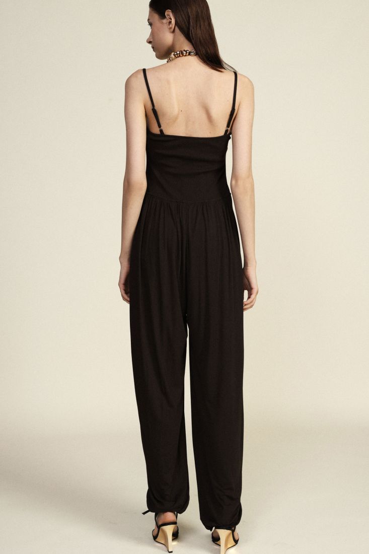 Jumpsuit ampia con spalline fondo elastico .