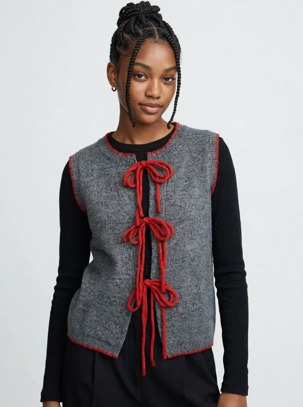 Gilet in maglia grigio con laccetti rossi e bordo a contrasto -