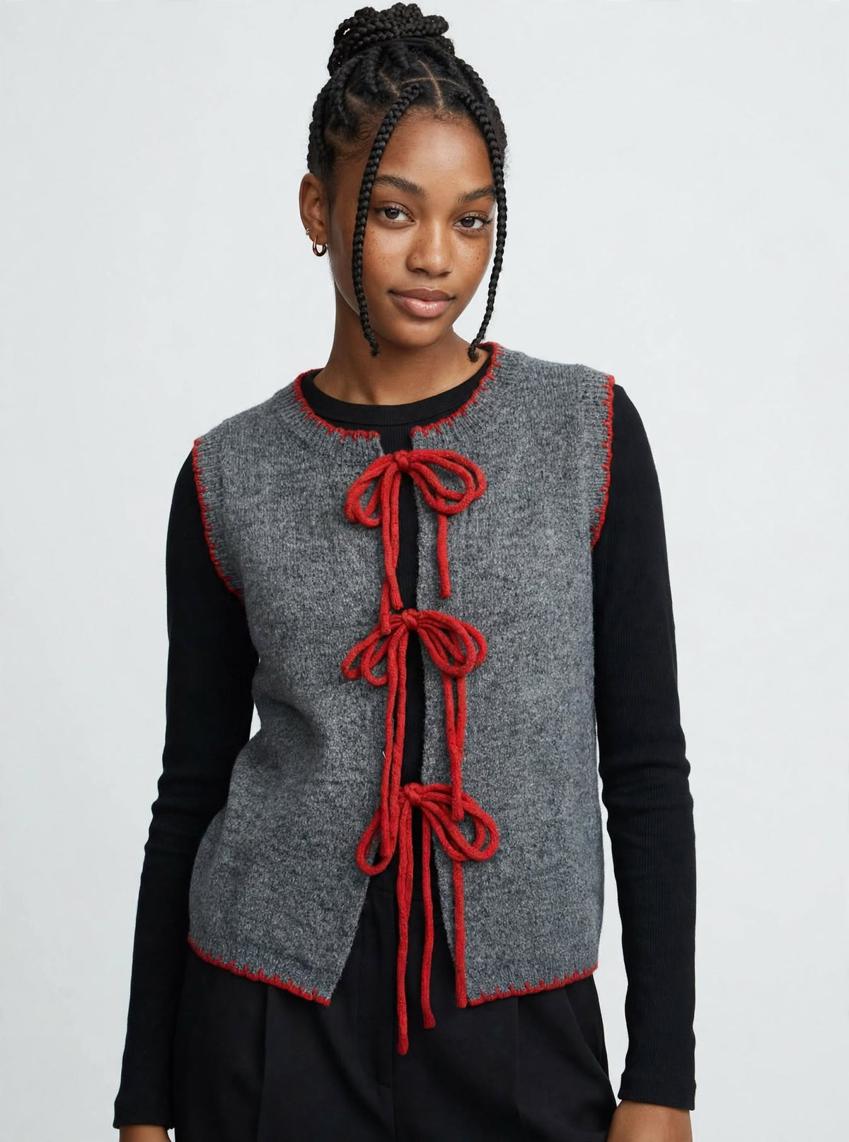 Gilet in maglia grigio con laccetti rossi e bordo a contrasto -