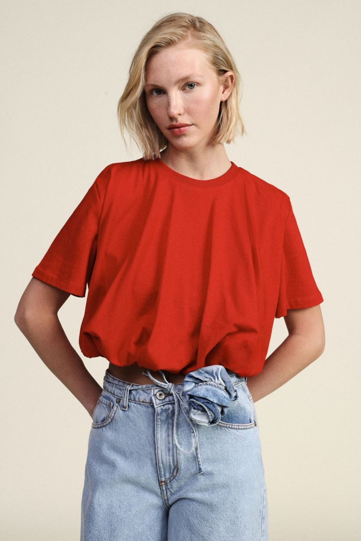 T-shirt cropped con arricciatura sul fondo rosso