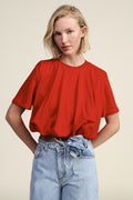 T-shirt cropped con arricciatura sul fondo rosso