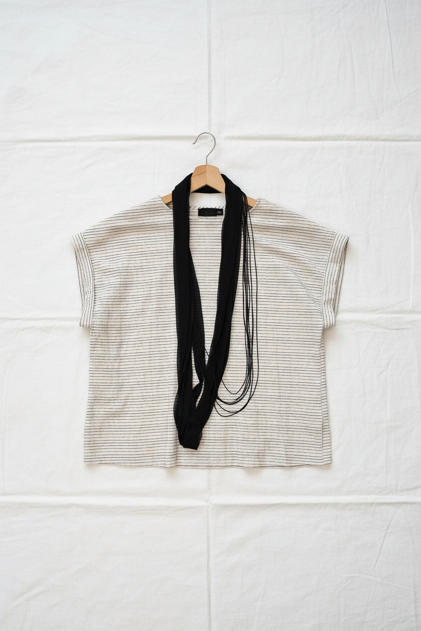 T - shirt in cotone righine con collana