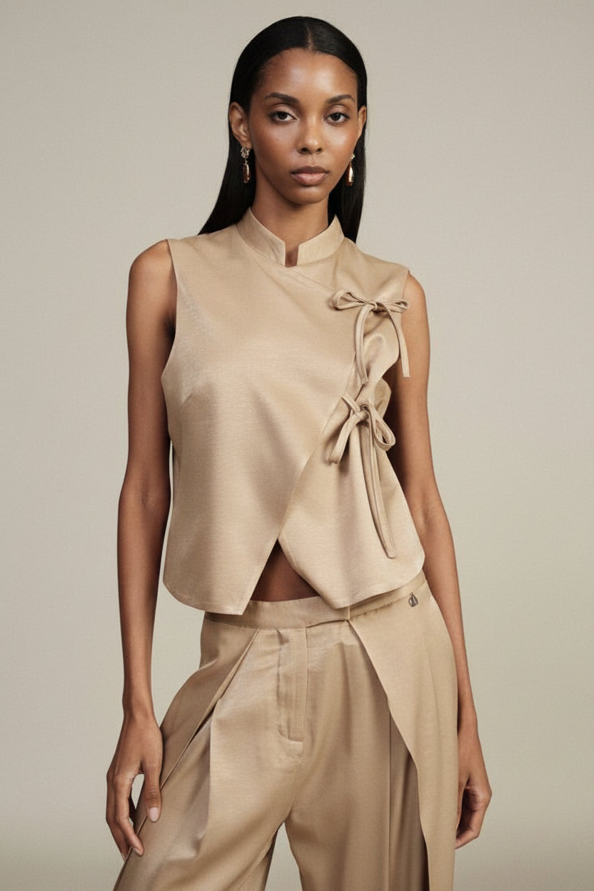 Gilet con collo alla coreana e allacciatura laterale
