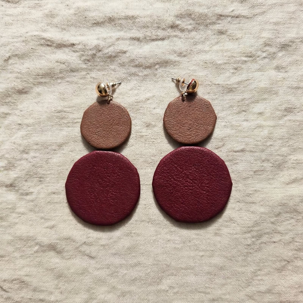 AUTUNNO  – Orecchini pendenti lunghi 9 cm in eco pelle e ottone dorato –