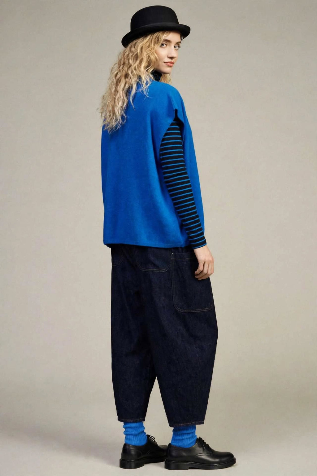 Maglione smanicato con bottoni e scollo a v blu elettrico
