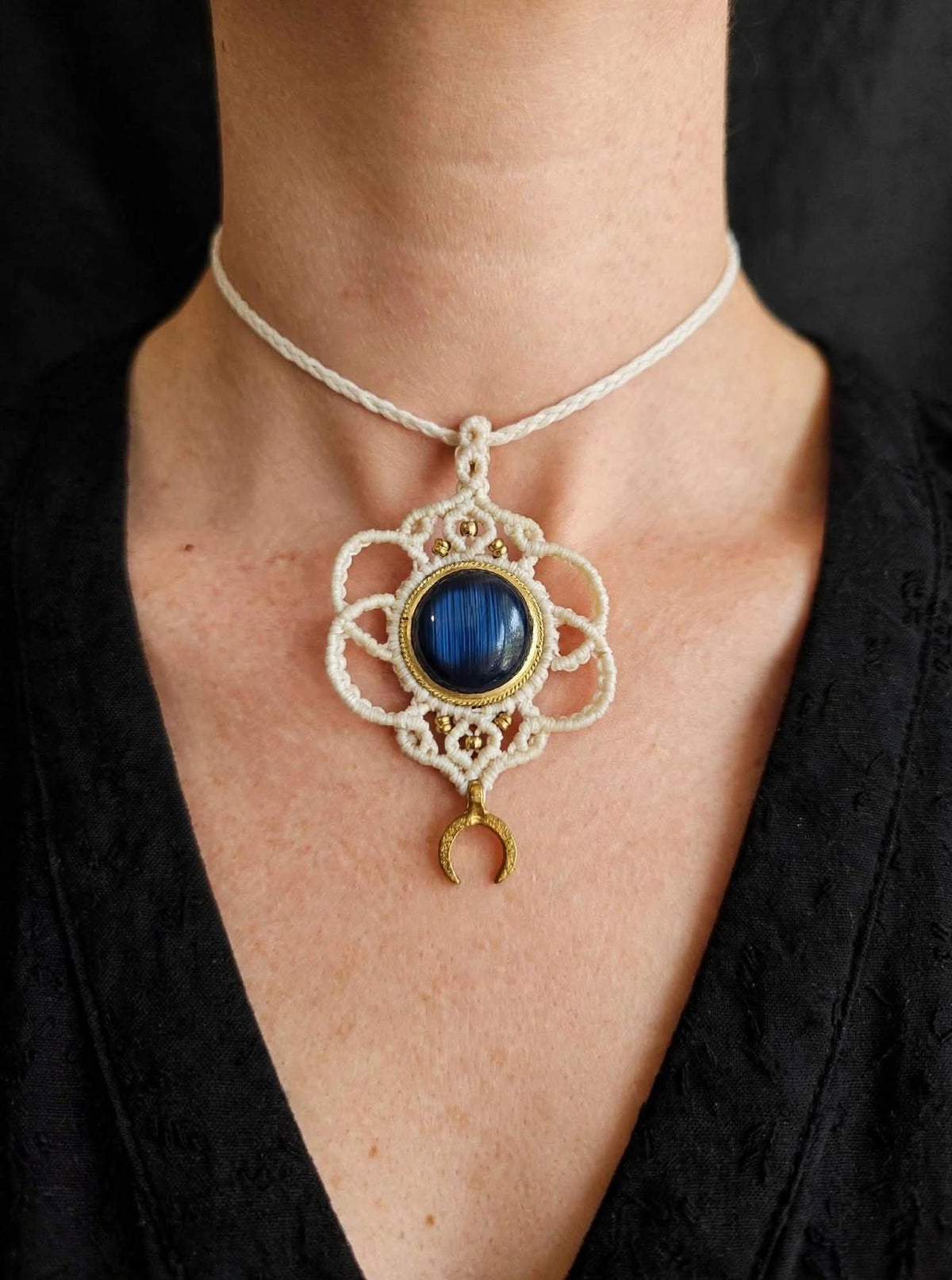 Collana choker in micromacramè - Occhio Blu e Luna