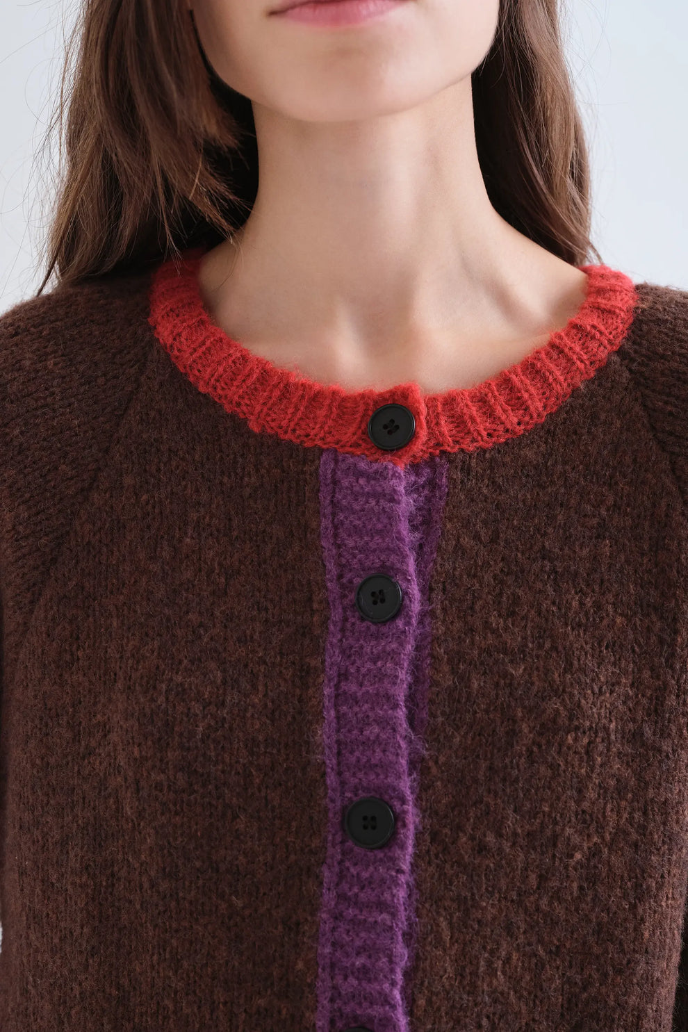Cardigan in maglia marrone con dettagli multicolore .