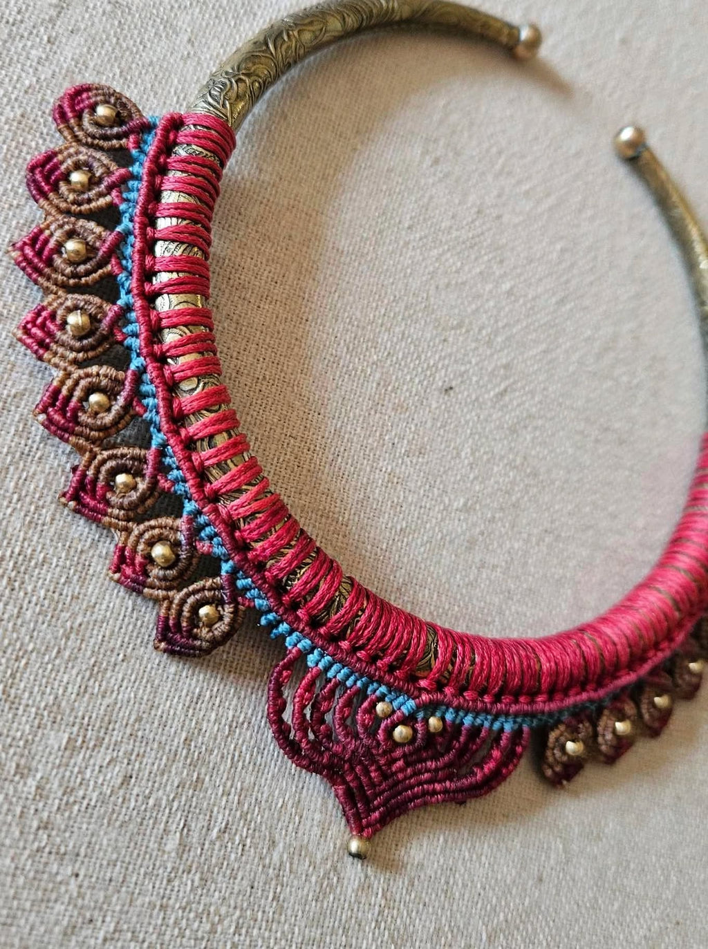 AMARA - Collana Torque in Ottone e Macramè Rossa con Turchese - Collana Etnica Fatta a Mano - Gioiello Boho Tribale - C