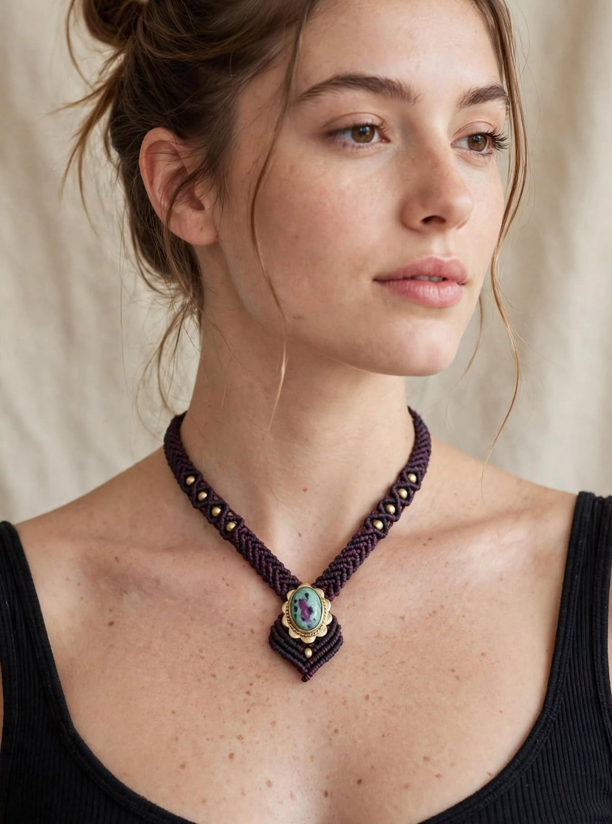 ANANDA - Choker in Macramè e Rubino in Zoisite