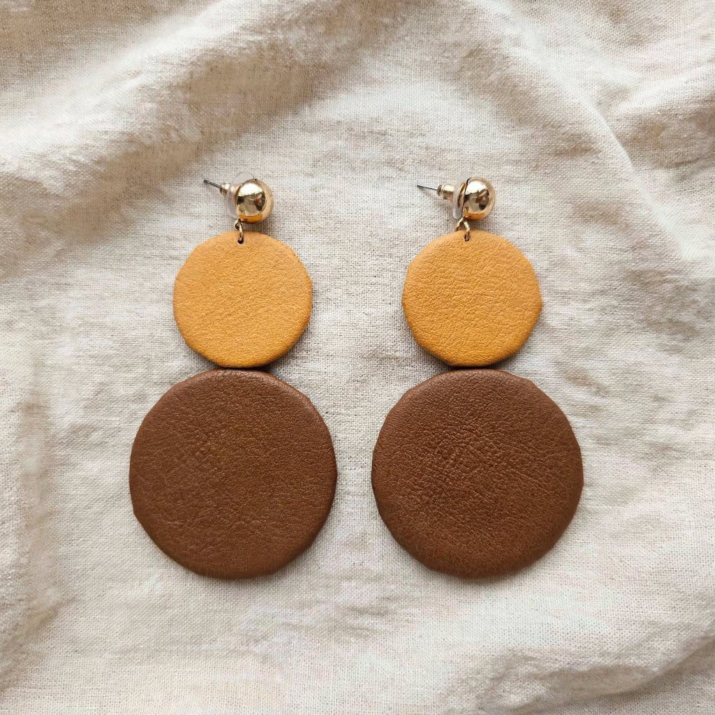 AUTUNNO  – Orecchini pendenti lunghi 9 cm in eco pelle e ottone dorato –