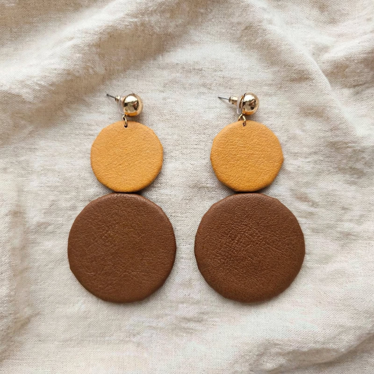 AUTUNNO  – Orecchini pendenti lunghi 9 cm in eco pelle e ottone dorato –
