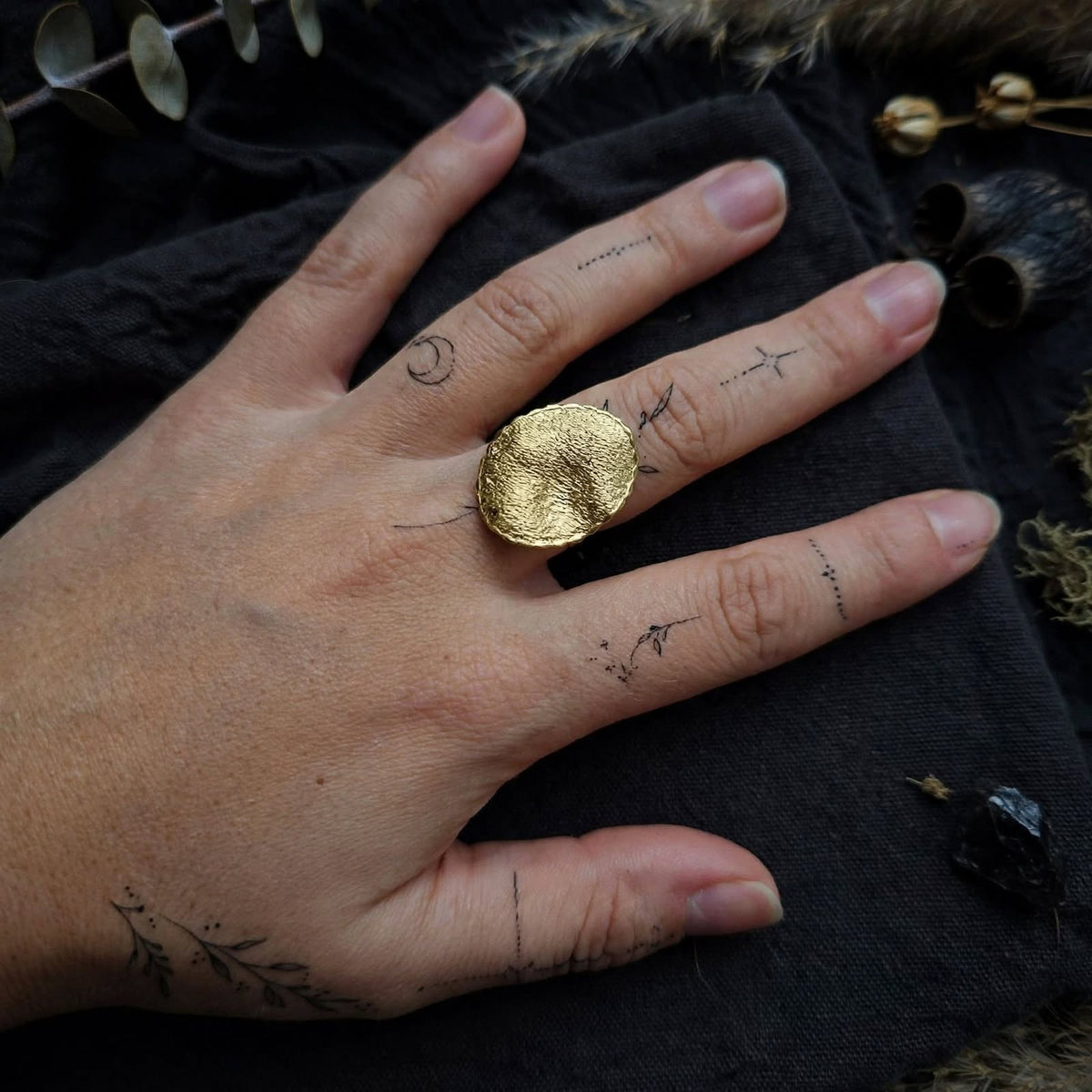 ANELLO FOGLIA - Anello Regolabile Disco Oro Martellato