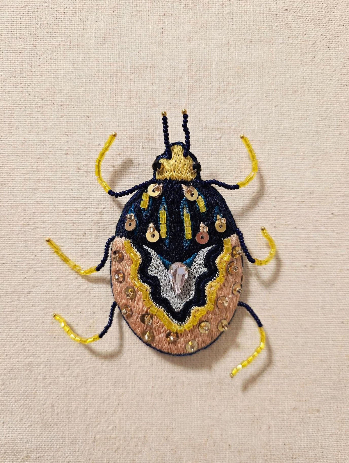 SCARABEO BLU - Spilla ricamata a mano in India