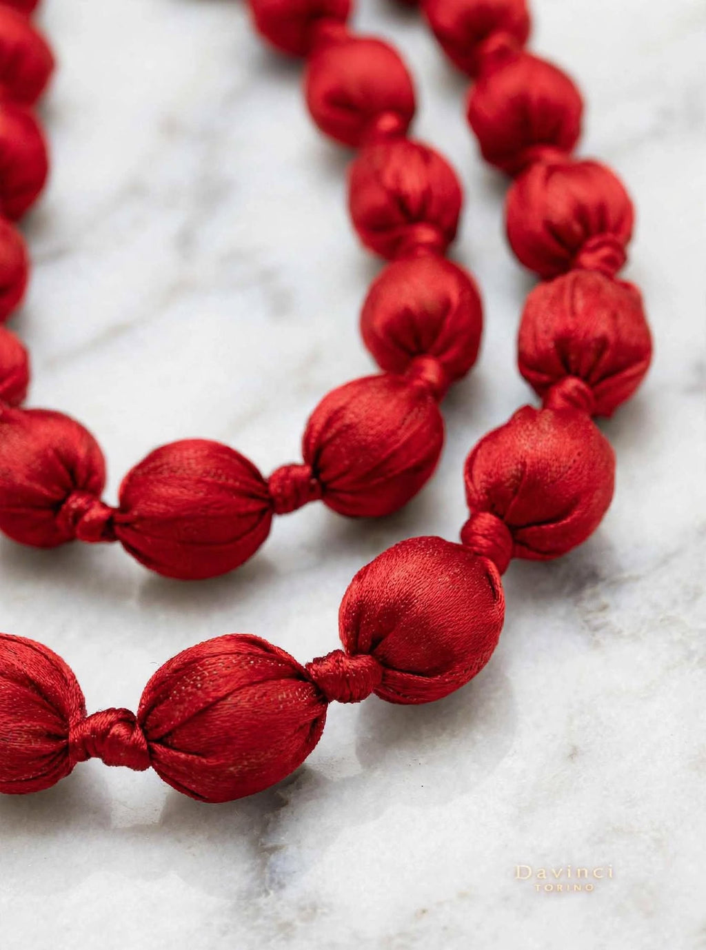 Collana con palle in tessuto.