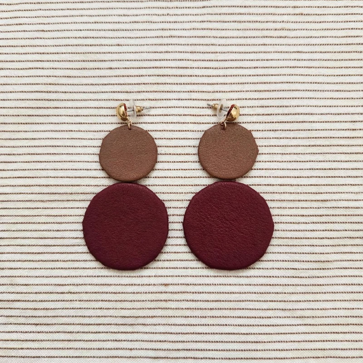 AUTUNNO  – Orecchini pendenti lunghi 9 cm in eco pelle e ottone dorato –