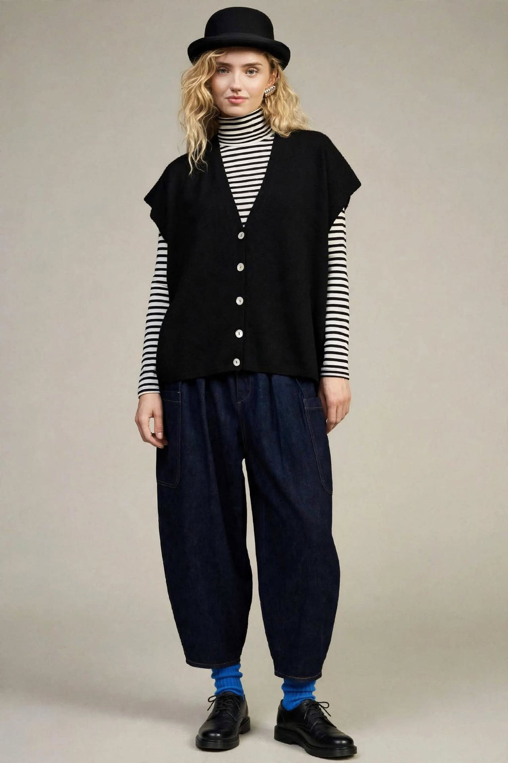 Maglione smanicato con bottoni e scollo a nero