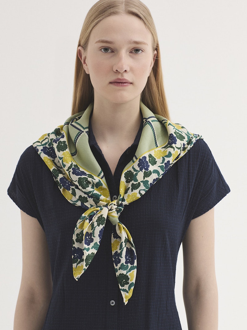 Foulard in seta Checks & Flowers rifinito a mano