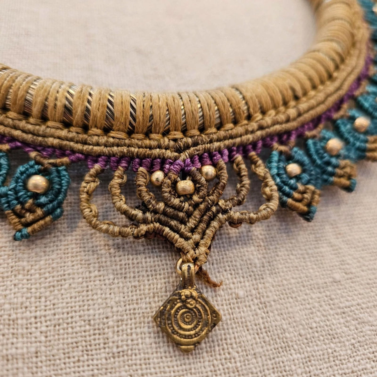 THALASSA
Torc choker in macramè turchese